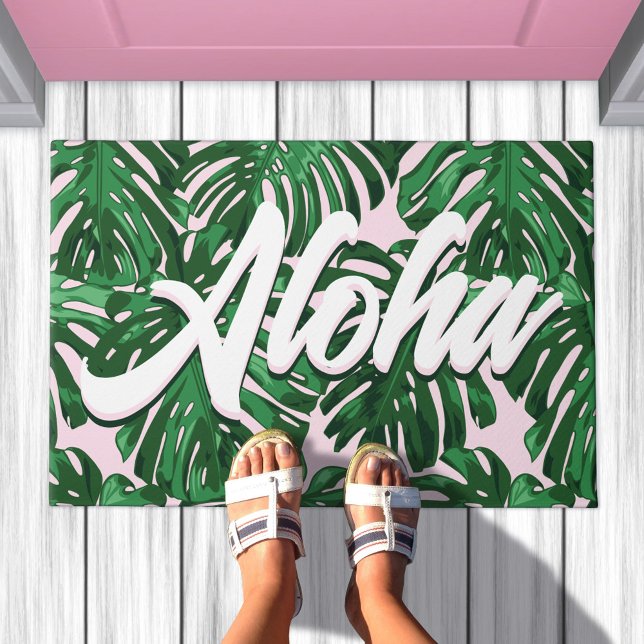 Tapete Aloha Pink Green Tropical Leaves Manchas Selva (Green tropical leaves doormat with script text that says Aloha)