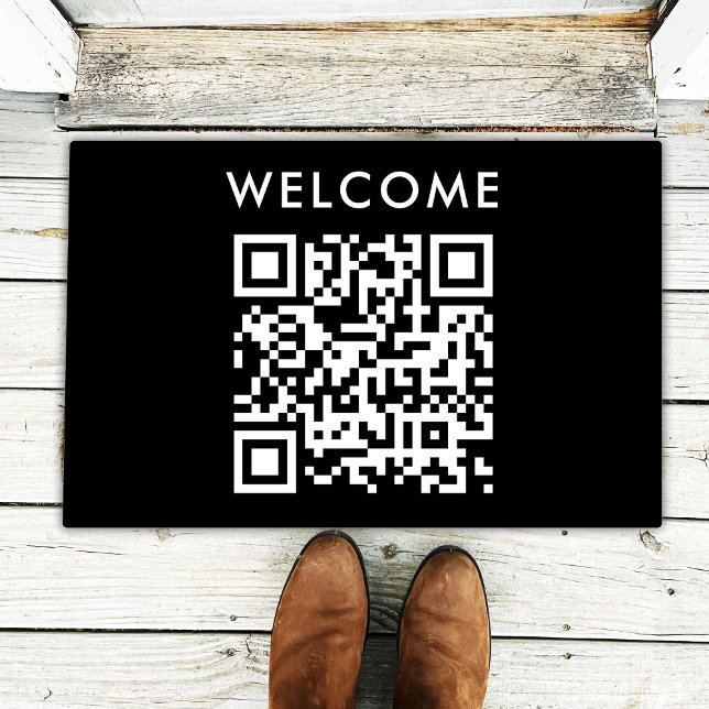 Tapete Boas-vindas ao Código QR | Black Minimalist Simple (Versatile doormat template with interactive QR code & greeting for business or personal use.)