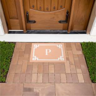 Tapete Borda de Chave Grega em Bege e Branco com Monogram