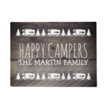 Campistas felizes de acampamento de madeira