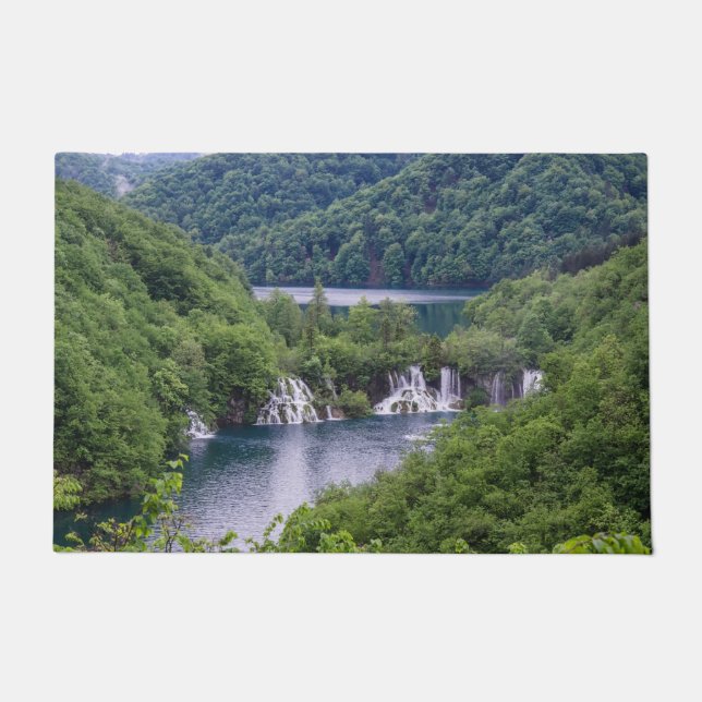 Tapete Cascata em cascata com floresta verde na Croácia (Frente)