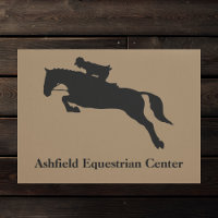 Cavaleiro equestre castanho andando estável