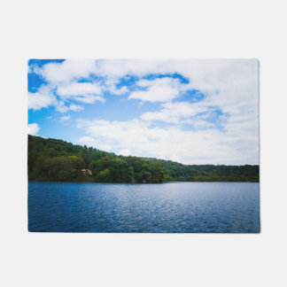 Tapete Céu azul e águas calmas no primavera