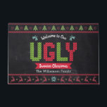Tapete Chalkboard Ugly Christmas Sweater Nordic Knit Dive<br><div class="desc">"Bem-vindos ao nosso penteado Natal." Decorra a sua entrada em "estilo" com este tapete personalizado de boas-vindas, personalizado, único e divertido! O padrão nórdico de couve-de-bruxas, renas, ornamentos, juntamente com a tipografia lúdica de "suéter" em vermelho, verde e azul-aqua, recobre um fundo de quadro. Adicione seu nome de família ou...</div>