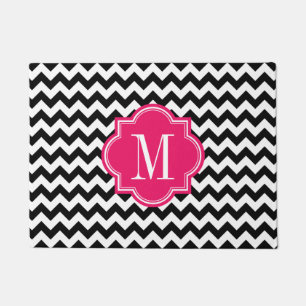 Tapete Chevron preto e branco com monograma do rosa