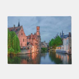 Tapete Cidade antiga e torre de Belfry à noite em Bruges