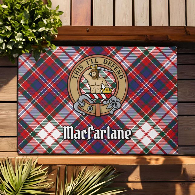 Tapete Clan MacFarlane Crest sobre o vestido Tartan (Criador carregado)