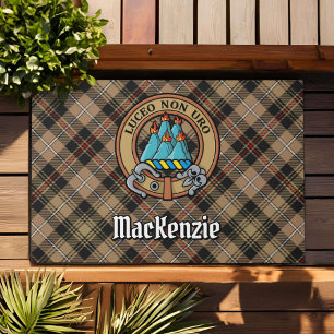 Tapete Clan MacKenzie Crest sobre Brown caçando Tartan