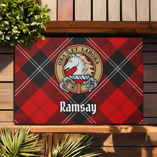 Tapete Clan Ramsay Crest sobre o Red Tartan