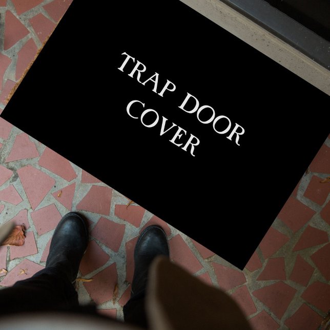 Tapete "COBRIR TRAP DOOR" engraçado porta introvertida (This funny, sarcastic doormat is perfect for introverts, homebodies + the antisocial. Stylish + fun )