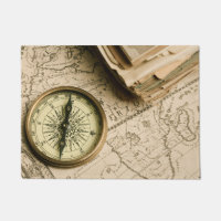 Compasso velho sobre o mapa antigo