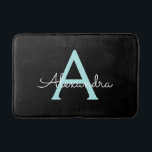 Tapete De Banheiro Aqua Teal Blue Script Girly Monographic Name<br><div class="desc">Azul Negro e Aqua Azul Simples Nome do Monograma Bath Mats. Isso faz a formatura perfeita,  aniversário,  casamento,  chá de panela,  aniversário,  chá de fraldas ou presente de festa de solteira para alguém que ama luxo de vidro e estilos quíticos.</div>