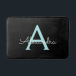 Tapete De Banheiro Aqua Teal Blue Script Girly Monographic Name<br><div class="desc">Azul Negro e Aqua Azul Simples Nome do Monograma Bath Mats. Isso faz a formatura perfeita,  aniversário,  casamento,  chá de panela,  aniversário,  chá de fraldas ou presente de festa de solteira para alguém que ama luxo de vidro e estilos quíticos.</div>
