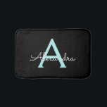 Tapete De Banheiro Aqua Teal Blue Script Girly Monographic Name<br><div class="desc">Azul Negro e Aqua Azul Simples Nome do Monograma Bath Mats. Isso faz a formatura perfeita,  aniversário,  casamento,  chá de panela,  aniversário,  chá de fraldas ou presente de festa de solteira para alguém que ama luxo de vidro e estilos quíticos.</div>