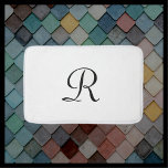 Tapete De Banheiro Bath Mat Preto e Branco Monograma<br><div class="desc">Este tapete de banho pode ser qualquer cor de fundo que você selecionar - basta clicar em Personalizar. O fundo padrão é branco; o monograma é preto. Um presente de excelente para um casamento ou para um lar. Todos os Direitos Reservados © 2015 Alan & Marcia Socolik.</div>