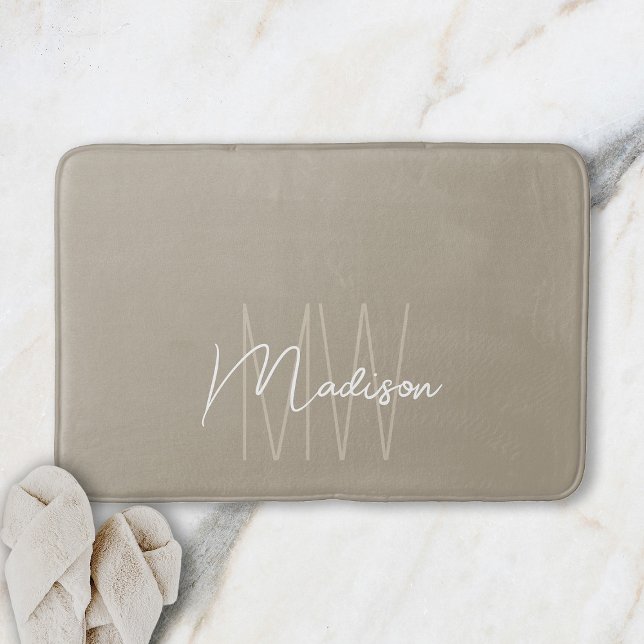 Tapete De Banheiro Beige do Script do Nome do Monograma Moderno (Modern Monogram Name Script Beige Bath Mat)