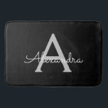 Tapete De Banheiro Black Silver Modern Script Girly Monographic Name<br><div class="desc">Preto e Prateado Nome do Monograma Simples do Script Corresponde. Isso faz a formatura perfeita,  aniversário,  casamento,  chá de panela,  aniversário,  chá de fraldas ou presente de festa de solteira para alguém que ama luxo de vidro e estilos quíticos.</div>