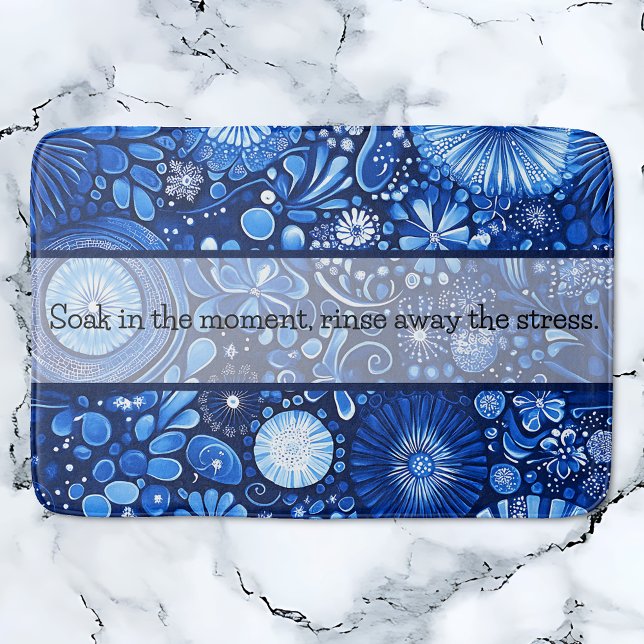 Tapete De Banheiro Blue Botanic Shibori dizendo (Blue Botanical Shibori Bath Mat with saying: Soak in the moment, rinse away the stress.)