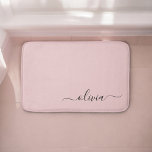 Tapete De Banheiro Blush Dusty Pink Modern Script Girly Monograma Nom<br><div class="desc">Cor-de-rosa-rosa-rosa-rosado Simples Nome do Monograma do Script Mats. Isso faz a formatura perfeita,  aniversário,  casamento,  chá de panela,  aniversário,  chá de fraldas ou presente de festa de solteira para alguém que ama luxo de vidro e estilos quíticos.</div>