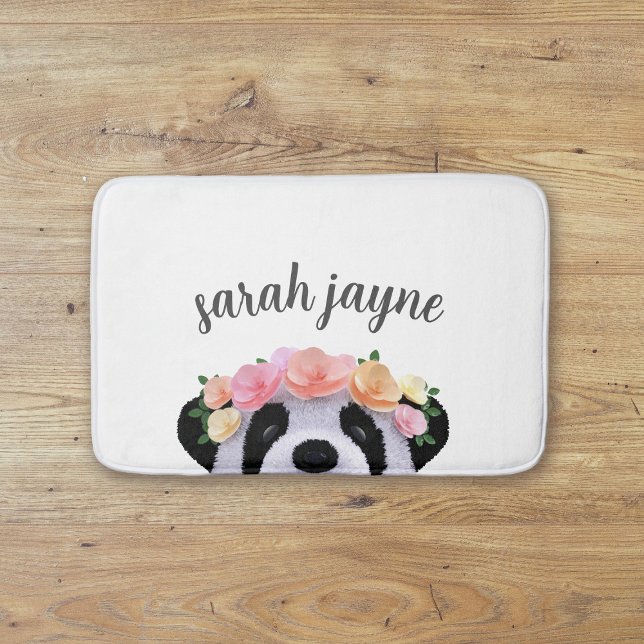 Tapete De Banheiro Bonita Garota de Urso Panda Personalizada Bath Mat (A cute panda bear bath mat with space for your name)