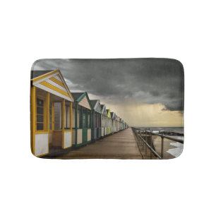 Tapete De Banheiro Cabanas da praia em uma tempestade Southwold do