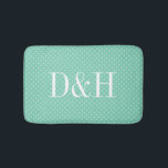 Tapete De Banheiro Casaco de banho monograma com padrão de hortelã da<br><div class="desc">Padrão de polkadots verde de menta personalizado tapete de banho monograma. Tendy zig zag stripe design com cor de fundo personalizada. Tipografia gráfica para monograma inicial. Crie seu interior de casa de banho clássico com este modelo na moda zigzag impressão. Sinais personalizados de nome. Bonito ideias de decoração para sua...</div>