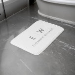 Tapete De Banheiro Clássico Elegante Moderno Monograma<br><div class="desc">Entra no luxo com nosso clássico Elegante moderno e minimalista Monograma Mat. Este tapete especial combina perfeitamente elegância no eterno com o minimalismo contemporâneo, elevando a decoração do banheiro a novas alturas. Feito com precisão e atenção meticulosa aos detalhes, esse tapete de banho é mais do que funcional; é uma...</div>