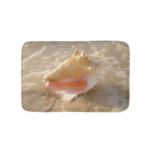 Tapete De Banheiro Conch Shell na areia na praia tropical