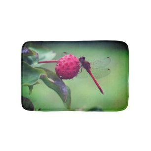 Tapete De Banheiro Dragonfly Vermelha Na Fruta Dogwood Fechar