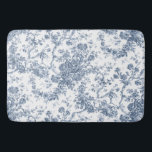 Tapete De Banheiro Elegante Vintage Francês Gravado Floral Toile-Blue<br><div class="desc">Padrão de madeira elegante e ornamentado, azul e branco, toile de jouy, com flores exóticas, vinhas e folhagem entrelaçadas com glândulas e cestos de rosas. Este padrão foi adaptado de um fragmento histórico têxtil francês cerca de 1910 na coleção Smithsonian. O padrão é de alta resolução, mas não pode ser...</div>