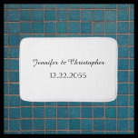 Tapete De Banheiro Emissão de Script Personalizado Branco e Preto<br><div class="desc">Este tapete de prush pode ser qualquer cor de fundo selecionada - basta clicar em Personalizar.  O fundo é um branco neutro; duas linhas de personalização são pretas.  Um presente de excelente para um casamento. Todos os direitos reservados © 2015 Alan & Marcia Socolik.</div>