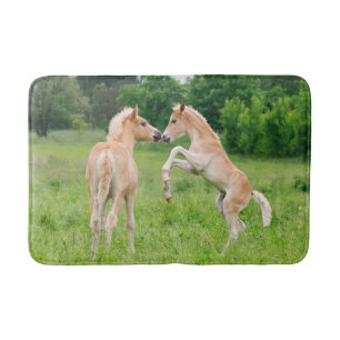 Tapete De Banheiro Equinos bonitos criando e jogando -