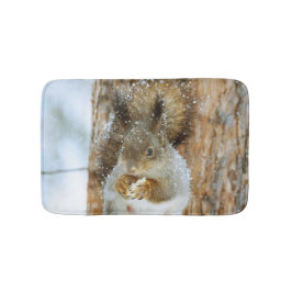 Tapete De Banheiro Esquilo bonito numa paisagem de inverno