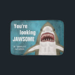 Tapete De Banheiro Excelente White Shark Funny Jawsome Pun Personaliz<br><div class="desc">Nada fará você se sentir melhor quando sair do chá do que o Excelente White Shark neste banheiro dizendo que você parece um pouco estranho. O tubarão sorri para você (vê seus dentes pontiagudos? tão fofos) toda vez que você toma banho. Este belo tapete tem um tubarão desenhado à mão...</div>