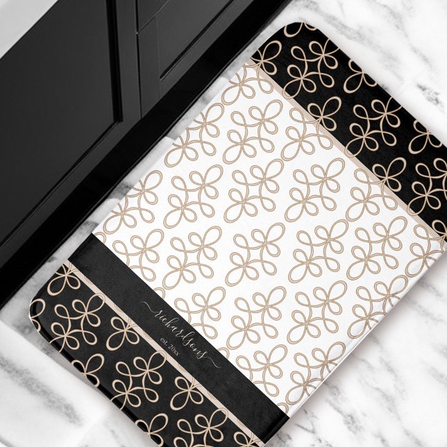 Tapete De Banheiro Filigree Pattern Monograma Beige Black Elegant (Filigree Pattern Monogram Beige Black Elegant Bath Mat)