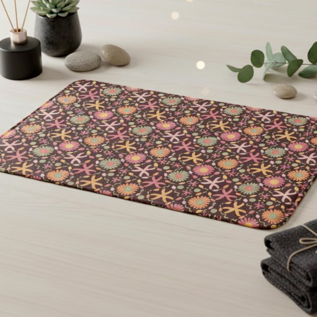 Tapete De Banheiro Flores de Chocolate e Estrelas-do-Mar (Cute comfort for your toes and your aesthetic with fun playful starfish and flowers on rich coco.)
