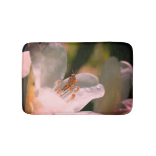 Tapete De Banheiro Gafanhoto Pequeno Na Flor Branca De Azalea