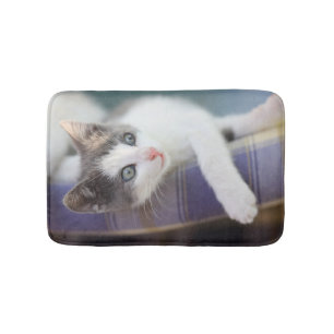 Tapete De Banheiro Gatinho doce na cama da xadrez