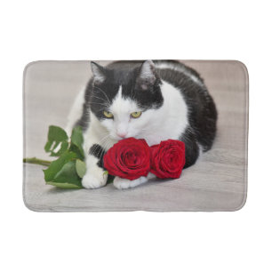 Tapete De Banheiro Gato bonito com a rosa vermelha