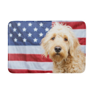 Tapete De Banheiro Goldendoodododle com bandeira americana