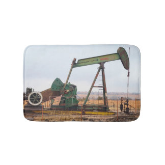 Tapete De Banheiro Grande Pumpjack Verde em um Campo de Petróleo