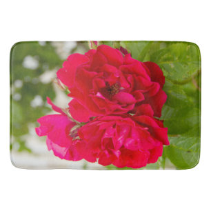 Tapete De Banheiro Grandes rosas vermelhas no jardim