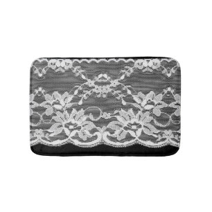 Tapete De Banheiro Lace floral branco: fundo preto.