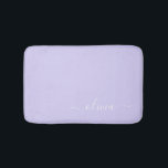 Tapete De Banheiro Lavender Roxo Moderno Rótulo Monograma Nome<br><div class="desc">Tapetes de Banho Monograma Nome Lavanda Roxo Simples. Isto faz o presente perfeito para formatura,  aniversário,  casamento,  chá de noiva,  aniversário de casamento,  chá de bebê ou festa de despedida de solteira para alguém que ama luxo glamoroso e estilos chiques.</div>