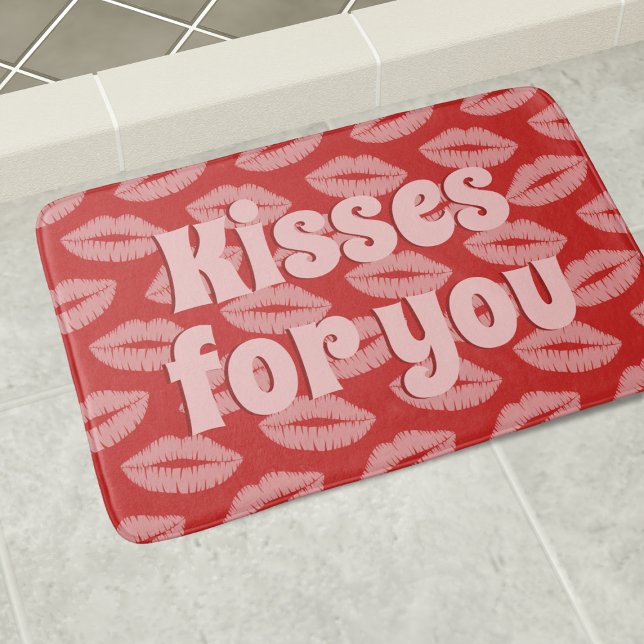 Tapete De Banheiro Lipstick Kisses Red e Pink Lábios Bath Mat Persona (Be showered in kisses with this cute red and pink lip pattern bath mat)