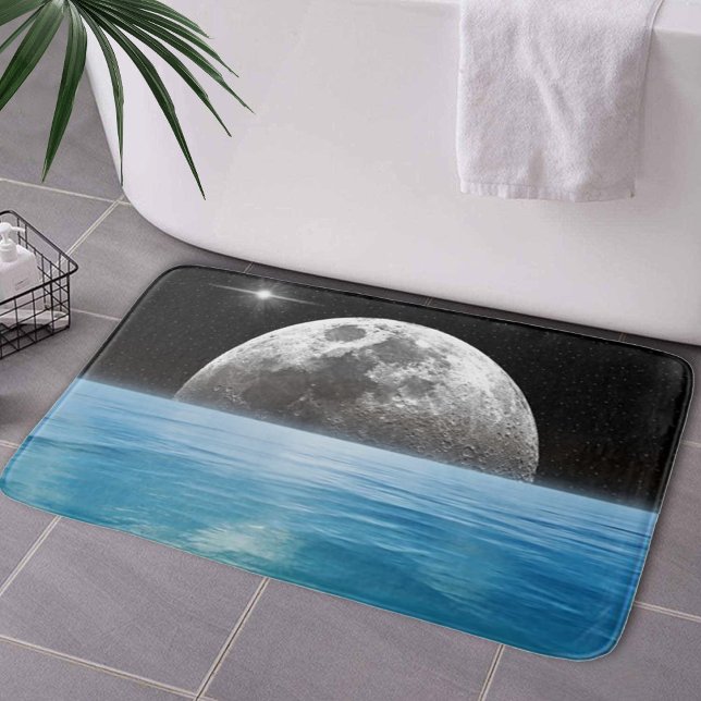Tapete De Banheiro Lua sobre o oceano (Moon Over the Ocean Bath Mat by Looly Elzayat
)