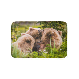 Tapete De Banheiro Mamãe urso cuidando de seus dois filhotes, Lago Cl