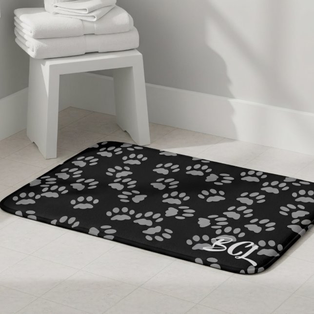 Tapete De Banheiro Matriz de Banho de Pasta Preta e Cinza (Looking for a quick bathroom update? Add your initials to this black and grey paw print bath mat )