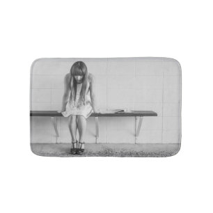 Tapete De Banheiro Menina Preocupada