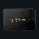 Tapete De Banheiro Minimalista Script de Nome Monograma Feminino em P<br><div class="desc">Tapete de banheiro personalizado feminino minimalista simples preto e dourado com monograma de nome assinatura script. Este design apresenta seu primeiro nome em uma linda fonte de letra manuscrita com cauda swash, assinatura em caligrafia (ou tipografia) em fundo preto e dourado. Estes são fáceis de personalizar. Ótimo presente feminino e...</div>